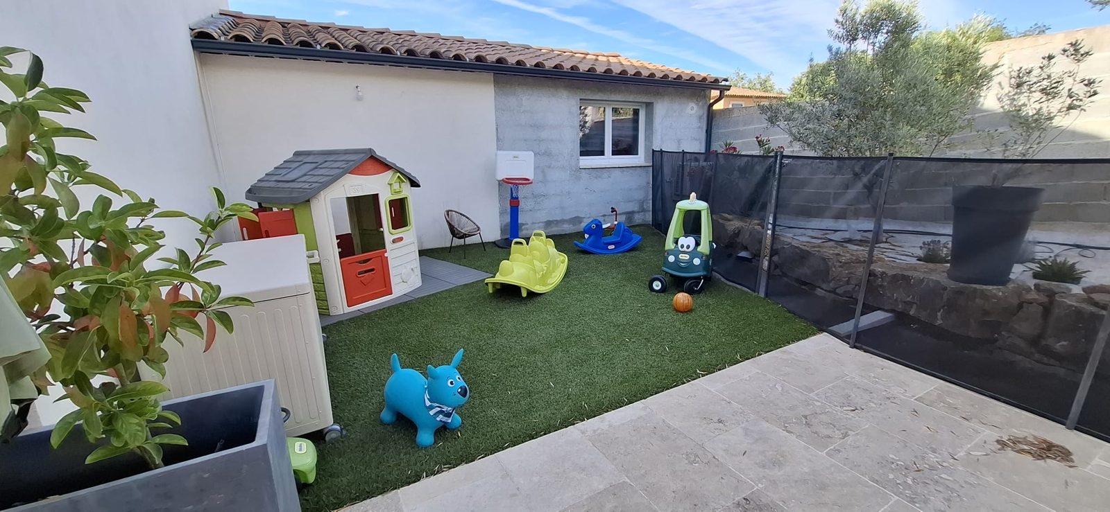 Le jardin sécurisé d'Alexandra, avec ses jeux pour enfants